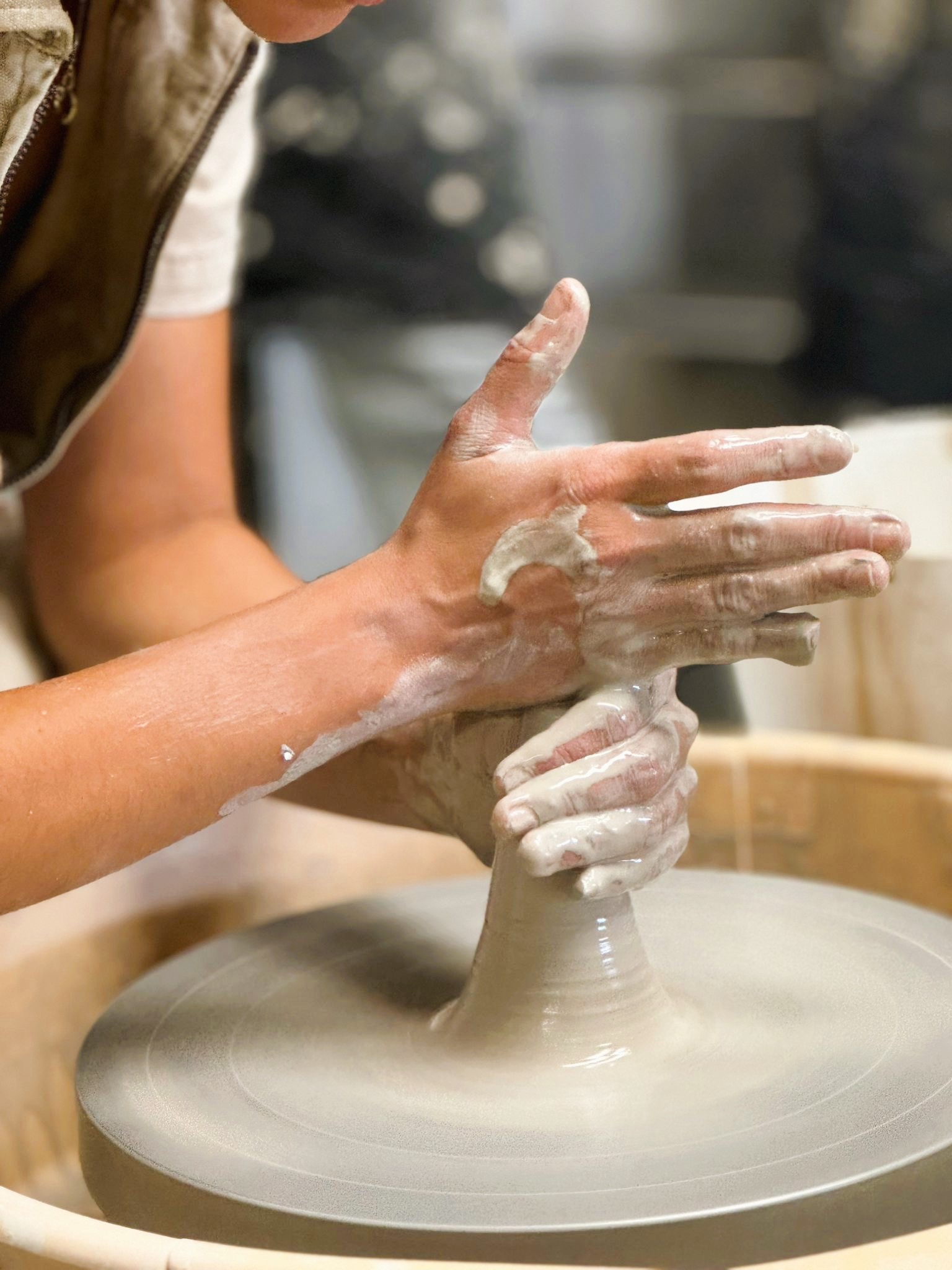 Leonie, ceramics host in Scheveningen